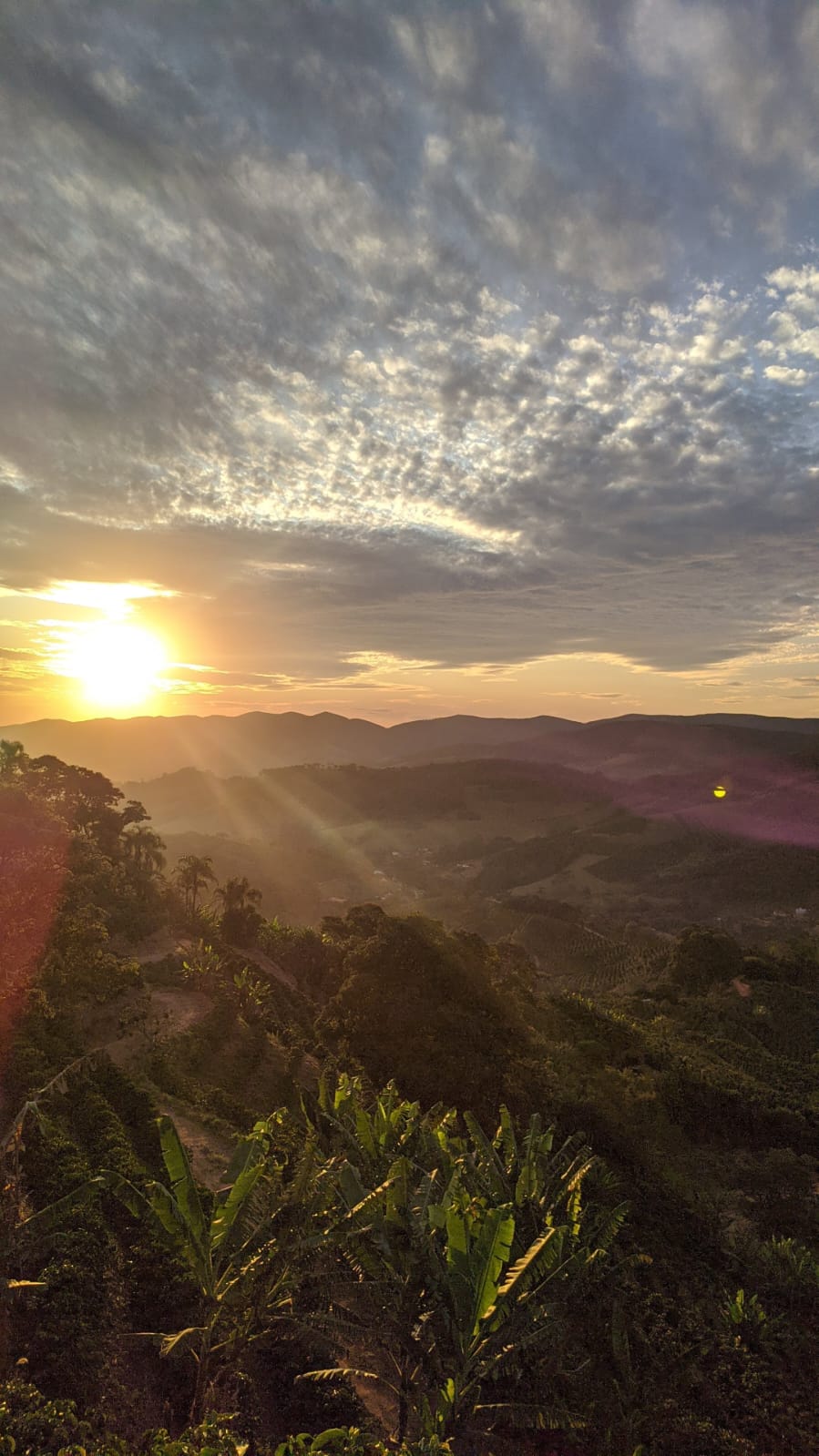 Nascer do sol sobre as montanhas da Mantiqueira de Minas